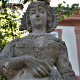 La statua della donna in dettaglio